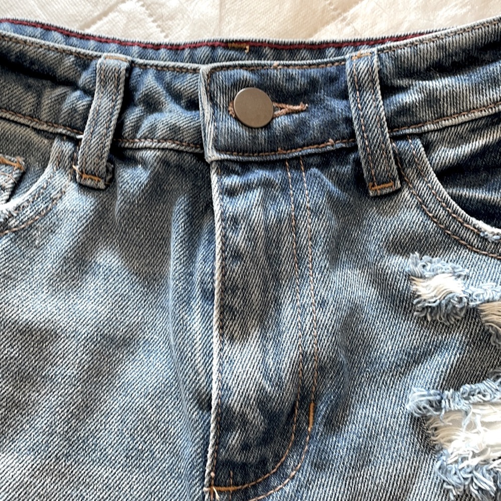 Super-Flattering Fashion Nova HR distress shorts - Picture 3 of 10